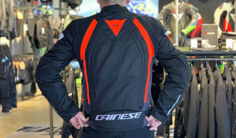 ダイネーゼのテキスタイルジャケット『AVRO 5 TEX JACKET』の機能性を